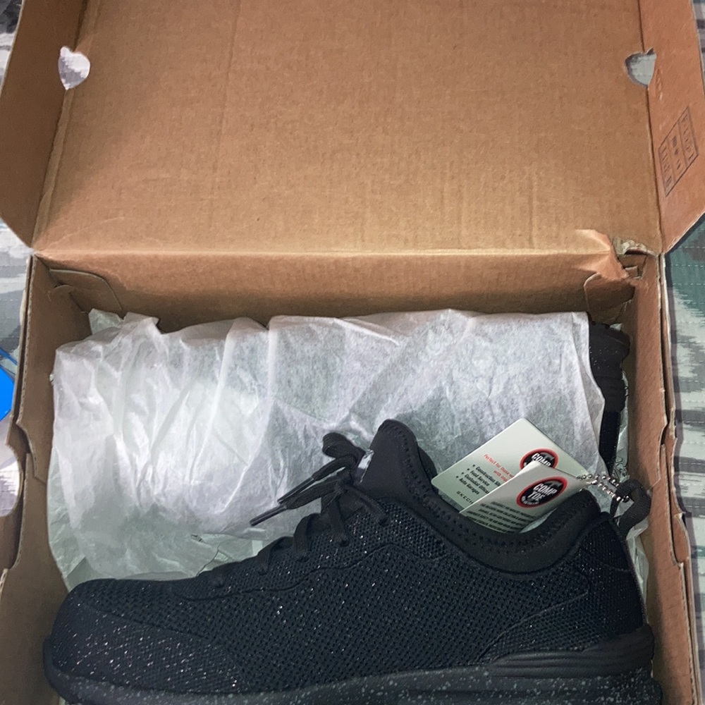 NIB Sketchers work shoes - Picture 10 of 12